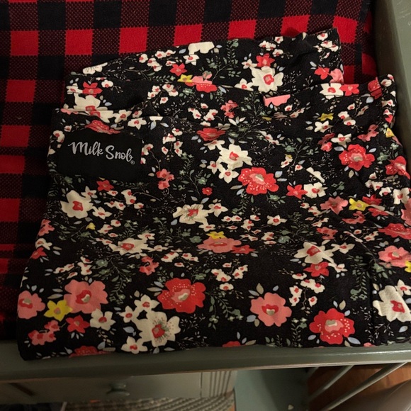 Milk Snob Other - Floral nursing cover - Black and Pink